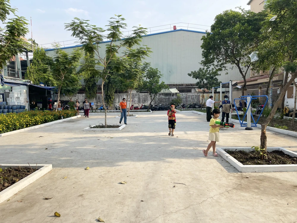 Từ bãi rác bốc mùi hôi thối, người dân tại khu phố 5, phường Tân Thới Nhất, UBND phường Tân Thới Nhất, Quận 12 nay đã có công viên cây xanh, thể dục thể thao. Ảnh: HUỲNH THƠ công viên xanh phường Tân Thới Nhất.jpg