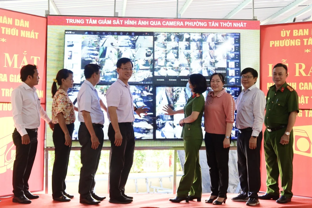Lãnh đạo UBND quận 12 và UBND phường Tân Thới Nhất thực hiện nghi thức ra mắt mô hình camera giám sát an ninh trật tự. Ảnh: TRẦN MINH Lễ ra mắt camera mắt thần phường Tân Thới Nhất.jpg