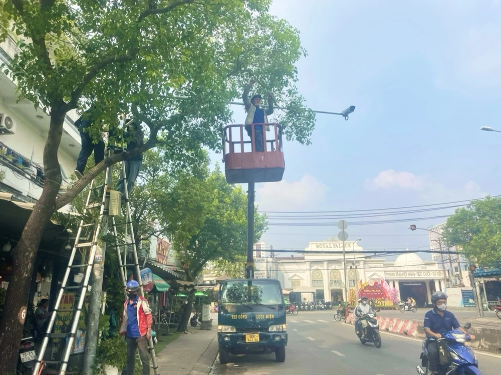 Tổng kinh phí triển khai thực hiện mô hình camera giám sát an ninh trật tự trên địa bàn phường trong 3 năm theo hợp đồng là hơn 1 tỷ đồng. Ảnh: HUỲNH THƠ camera giám sát an ninh trật tại công an phường Tân Thới Nhất