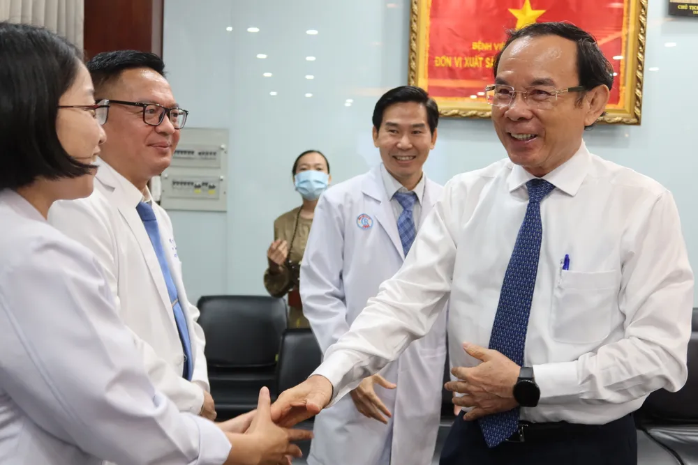 Bí thư Thành ủy TP.HCM Nguyễn Văn Nên chúc Tết. Ảnh: TRẦN MINH Bí thư Thành ủy TP.HCM