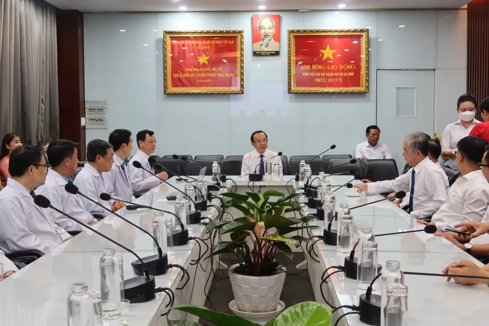 Bí thư Thành ủy TP.HCM Nguyễn Văn Nên gửi lời chúc Tết đến nhân viên y tế BV Chợ Rẫy. Ảnh: TRẦN MINH Bí thư Thành Ủy TP.HCM