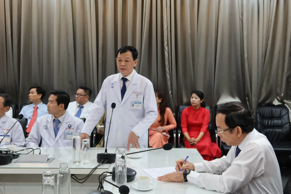 TS-BS Thức cho biết thêm, BV cũng có chương trình "Học bổng đỡ đầu" cho trẻ em mồ côi do COVID-19. Cụ thể, BV đã trao học bổng tiếp sức đến trường cho 33 trẻ em mồ côi do COVID-19 trên địa bàn các quận 5, 8, 11 cho đến khi tốt nghiệp đại học. Ảnh: TRẦN MINH Bác sĩ Nguyễn Tri Thức