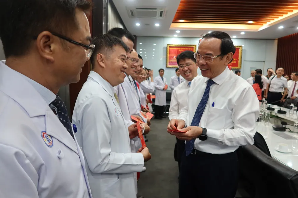 Bí thư Thành ủy TP.HCM Nguyễn Văn Nên lì xì nhân viên, cán bộ y tế BV Chợ Rẫy. Ảnh: TRẦN MINH Bí thư Thành ủy Nguyễn Văn Nên