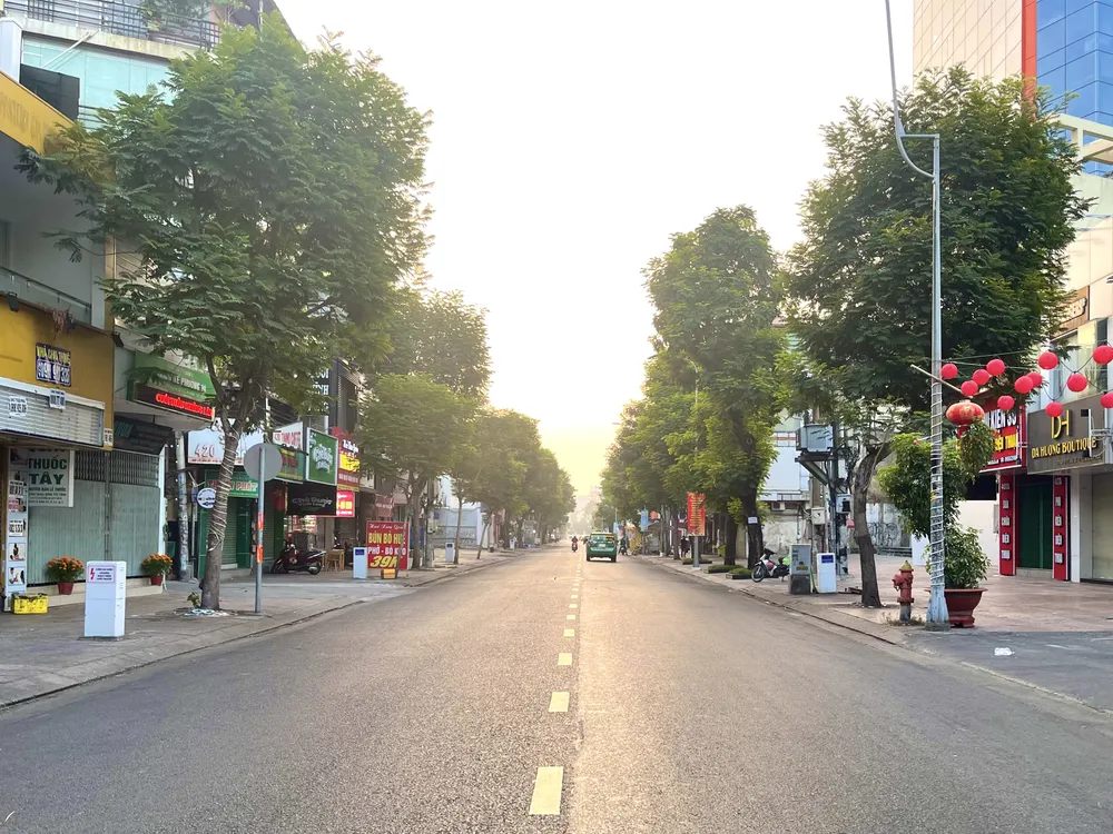 đường phố vắng vẻ