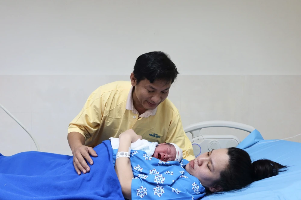 "Rồng nhỏ" kế tiếp là một bé trai chào đời lúc 0 giờ 05 phút của vợ chồng anh Tô Thanh Liêm (ngụ TP Thủ Đức). Ảnh: TRẦN MINH z5150186927537_4a9f8eaadcb8b8dce14dab49250145fe.jpg
