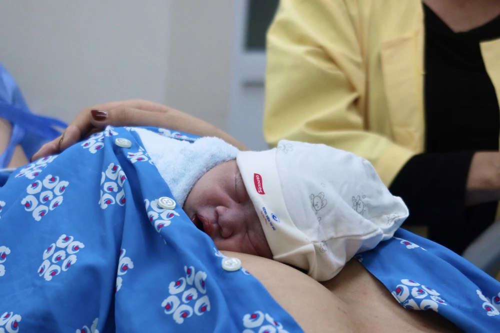 Hòa chung niềm vui "Rồng nhỏ" là một bé trai kế tiếp được chào đời vào lúc 0 giờ 02 phút. Ảnh: THẢO HIỀN rồng nhỏ 2024