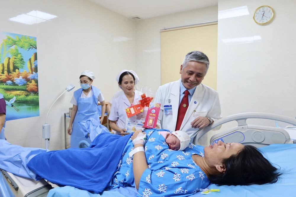 BS.CK II Trần Ngọc Hải, Giám đốc Bệnh viện Từ Dũ tặng 1 chỉ vàng và những phần quà thiết yếu như tã, sữa cho các em bé. Ảnh: THẢO HIỀN z5150204330856_98a41e17870ecb5a81f1bfbf9b970b69.jpg