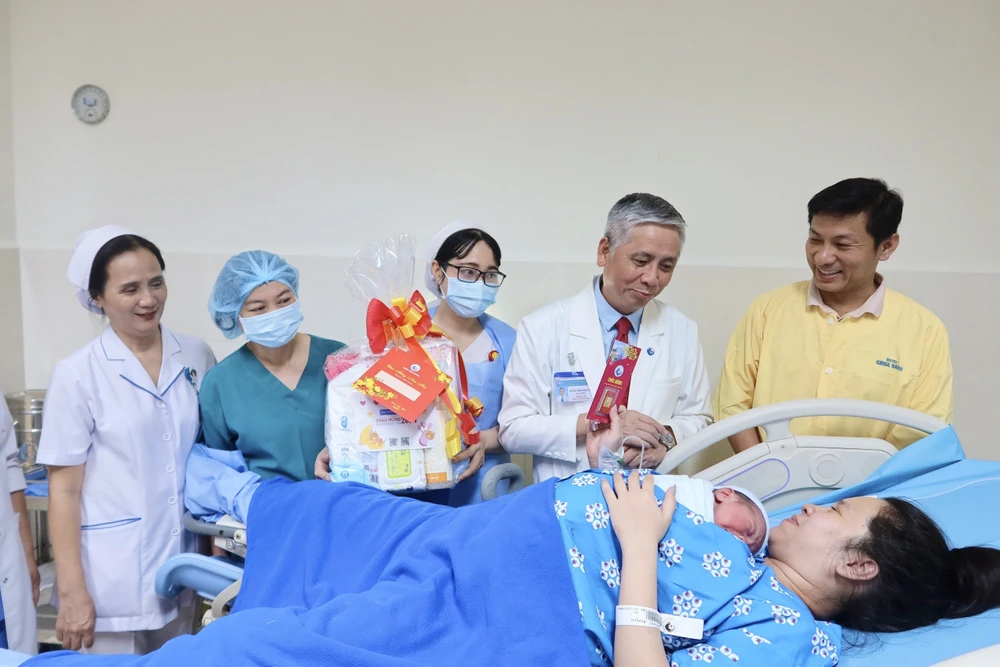 Anh Tô Thanh Liêm cám ơn đội ngũ y bác sĩ BV Từ Dũ đã giúp mẹ tròn con vuông. Ảnh: TRẦN MINH z5150204331256_4949810fb5fe1d4779f7ef48b3d0ef66.jpg