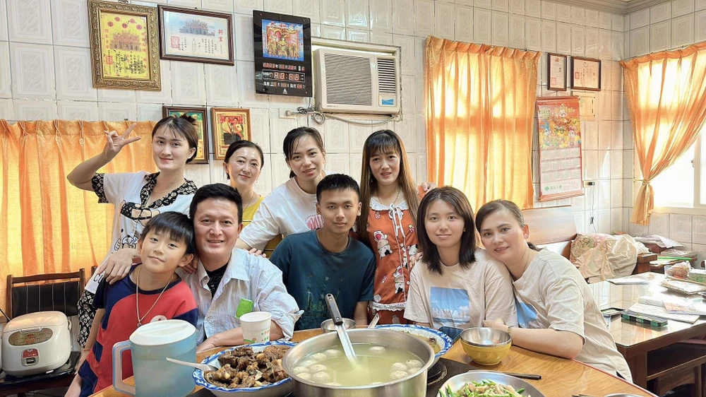 Chị Phạm Thị Ngọc Tuyền (bên trái ngoài cùng) cùng những người con xa xứ đón Tết Nguyên đán nơi xứ người. Ảnh: NVCC IMG_0918.jpeg
