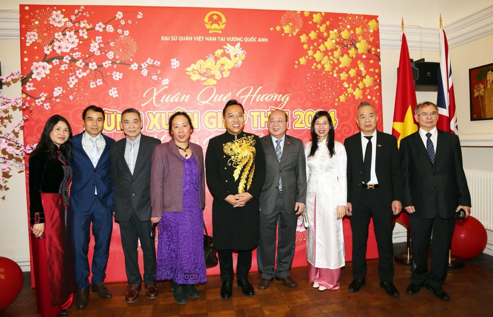 Những người con xa xứ tại Anh đón Tết cổ truyền. Ảnh: NVCC IMG_3497.jpeg