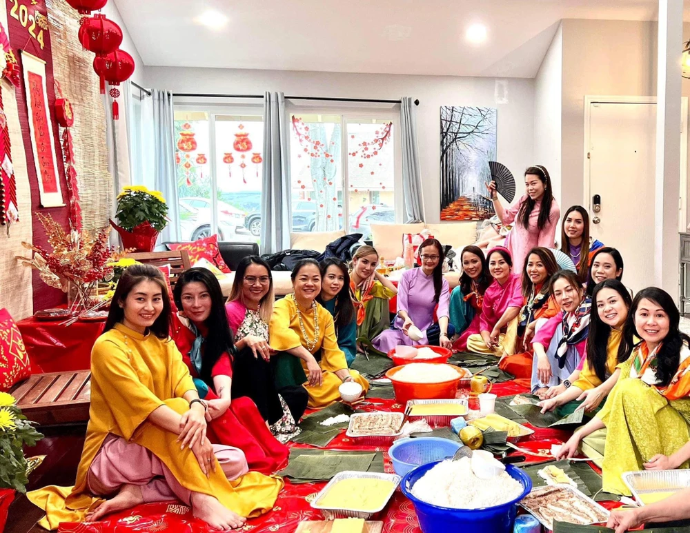 Chị Vân cùng một số gia đình thuộc cộng đồng người Việt tại Mỹ tụ họp để ăn tất niên và cùng nhau gói bánh chưng nhằm lưu giữ những nét văn hoá của dân tộc. Ảnh: NVCC IMG_3500.jpeg