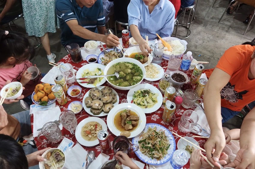 Các món ăn chủ yếu là giàu chất đạm, đường, chất béo như: bánh chưng, bánh tét, các loại giò chả, thịt đông nếu nạp quá nhiều vào cơ thể có gây ra triệu chứng rối loạn tiêu hoá. Ảnh: TRẦN MINH IMG_0927.jpeg