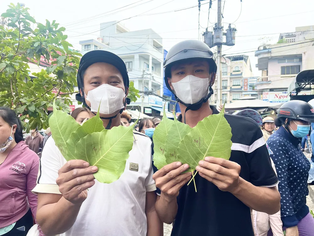 Phiên chợ lấy lá thay tiền