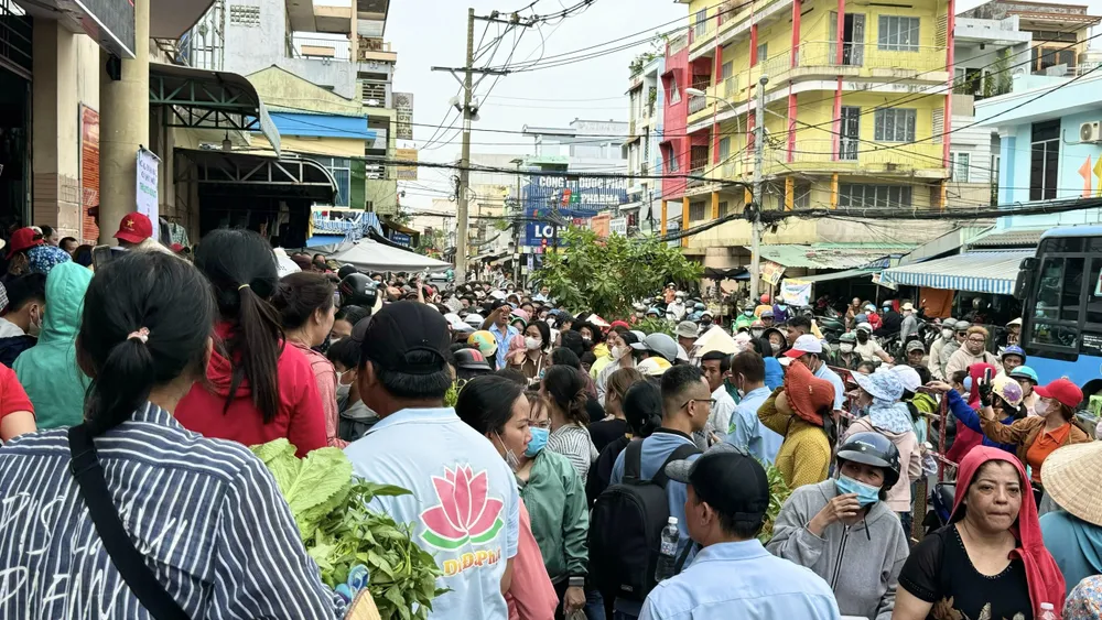 phiên chợ lấy lá thay tiền