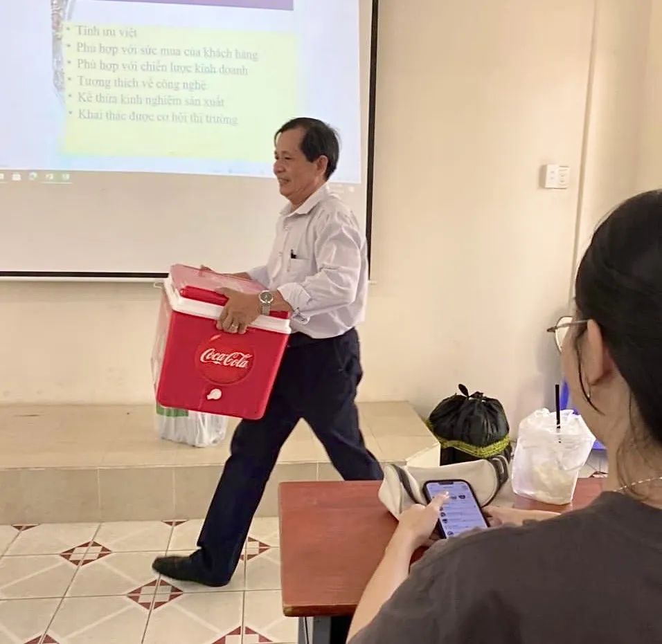 Thầy Lê Quang Thông tự tay xách thùng nước đá và nước ngọt mang vào lớp học giải khát cho các bạn sinh viên. Ảnh: Cộng đồng sinh viên ĐH Nông Lâm TP.HCM sinh viên.jpg