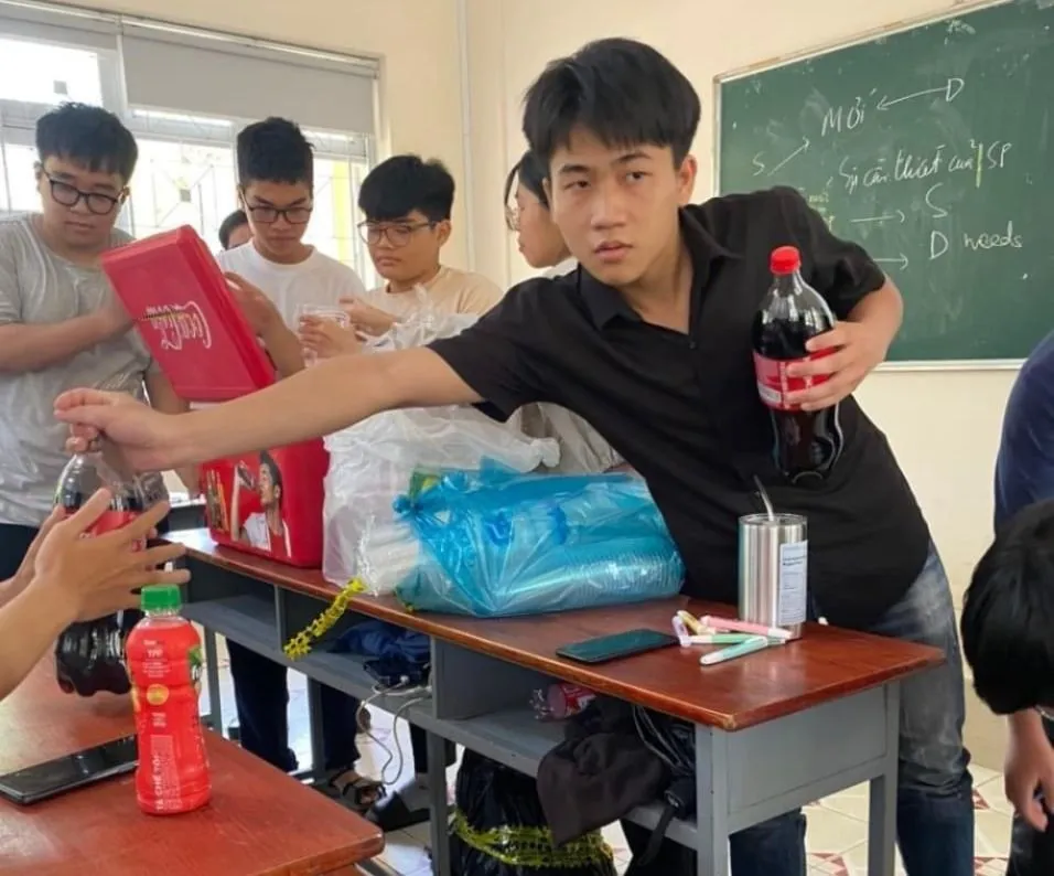 Nhiều bạn sinh viên thích thú chia nhau phần nước của thầy Thông. Ảnh: Cộng đồng sinh viên ĐH Nông Lâm TP.HCM z5341214453447_813732cc915407b7425726f400e4d99f.jpg