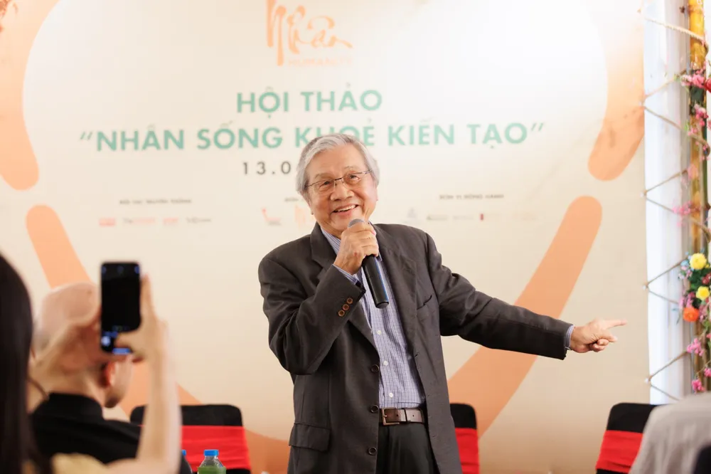 "Bệnh theo miệng mà vào, nếu đưa vào cơ thể một cách quá đáng hoặc thức ăn đưa vào lệch hướng. Nuôi dưỡng sự sống, bảo vệ thân thể chính là không ăn thức ăn quá mặn, quá ngọt, quá béo, thức ăn quá cháy, các loại thức ăn nhanh" - GS-BS Hùng nói. Ảnh: TRẦN MINH ung thư thực quản, GS-BS Nguyễn Chấn Hùng