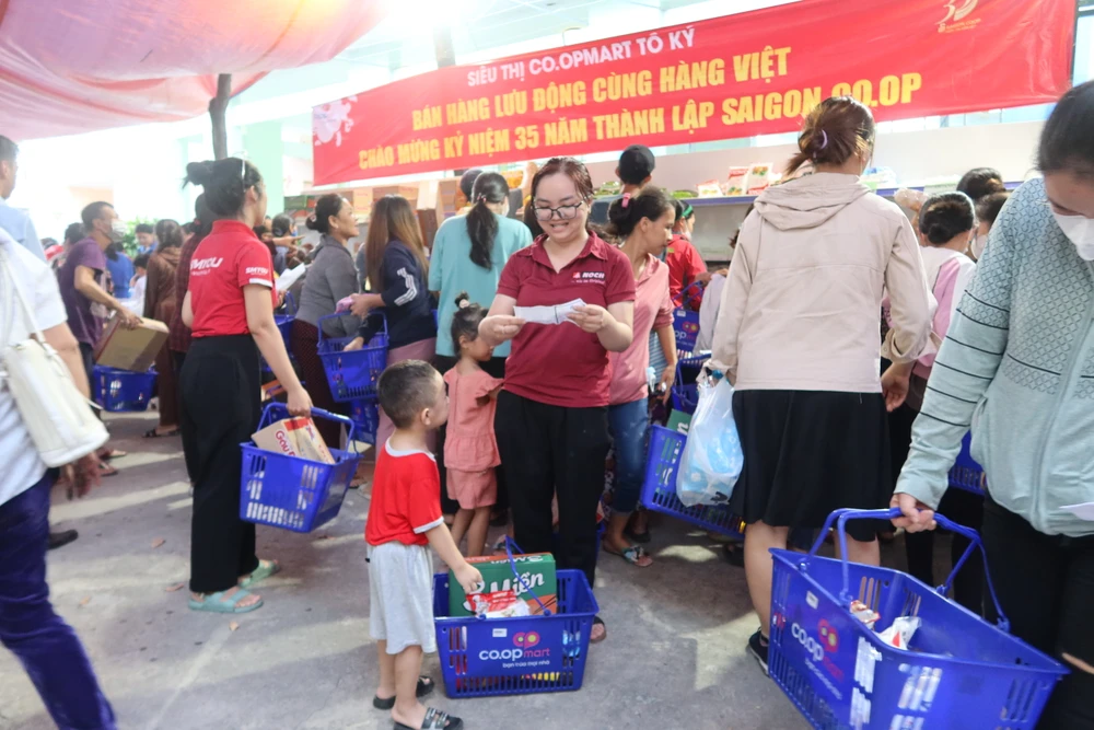 Đến với phiên chợ nghĩa tình, người dân bớt một phần nào gánh nặng. Ảnh: TRẦN MINH IMG_8405.JPG