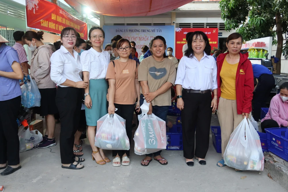 Phiên chợ có ý nghĩa chăm lo an sinh xã hội chăm lo cho công nhân, người lao động khó khăn trên địa bàn phường. Ảnh: TRẦN MINH phiên chợ nghĩa tình.jpg