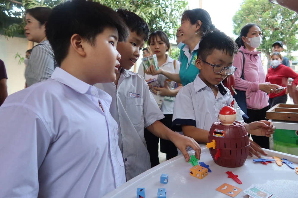 Đến với phiên chợ, người dân còn được tham gia các trò chơi lấy quà may mắn. Ảnh: TRẦN MINH z5386483823144_c425467ecb28aec2805d11cdbd0b8b61.jpg