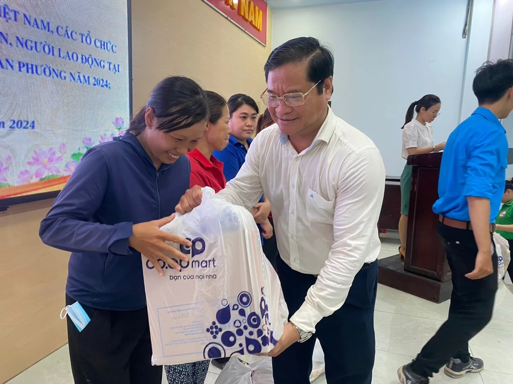 Ông Huỳnh Tấn Việt, Ủy viên Thường vụ Quận ủy, Trưởng Ban Tuyên giáo Quận 12 trao tặng quà cho bà con khó khăn. Ảnh: TRẦN MINH Huỳnh Tấn Việt, Ủy viên Thường vụ Quận ủy, Trưởng Ban Tuyên giáo Quận ủy