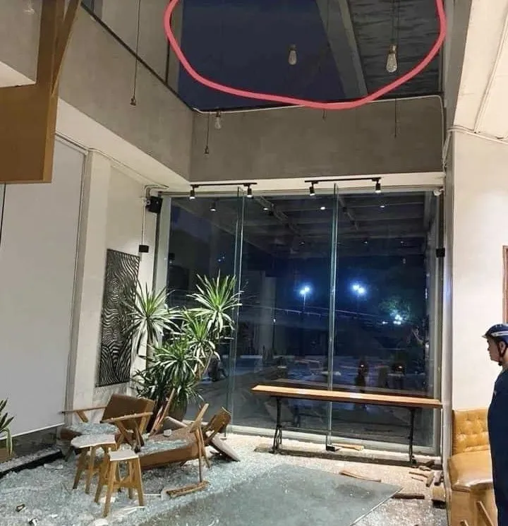 Tối 20-4, sự cố vỡ kính tại cửa hàng The Coffee House Thái Hà (Hà Nội) khiến nữ bác sĩ bị thương. Ảnh: MXH sập kính The Coffee House.jpg