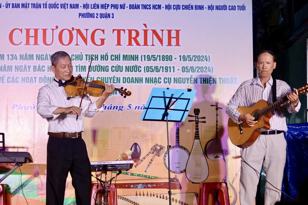 Nghệ sĩ đàn violin Phan Thanh Tiến (bên trái) nghệ sĩ violon Phan Thanh Chiến.jpg