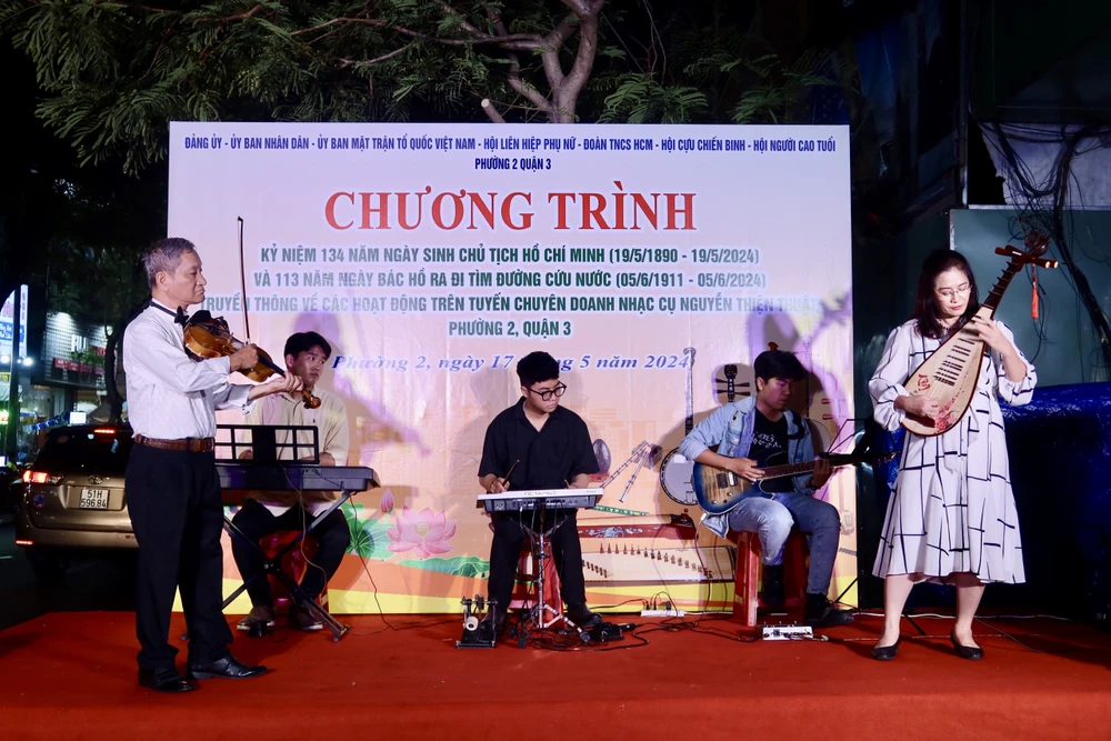 Những tiết mục hấp dẫn tại chương trình, được nhạc sĩ, người dân và chủ một số cửa hàng kinh doanh đàn trên tuyến phố chuyên doanh nhạc cụ thể hiện. Ảnh: TRẦN MINH phố chuyên doanh nhạc cụ Nguyễn Thiện Thuật.jpg