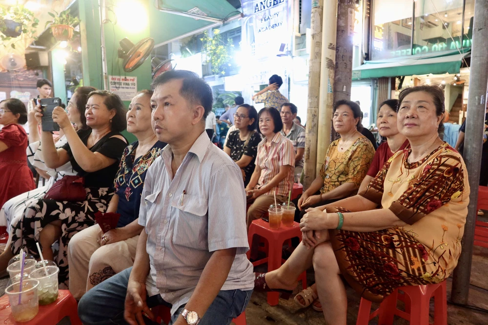 Rất đông người dân đến xem biễu diễn âm nhạc tại tuyến phố Nguyễn Thiện Thuật. Ảnh: TRẦN MINH phố nhạc cụ Nguyễn Thiện Thuật.jpg
