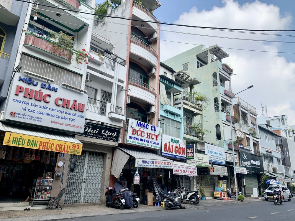 Các hiệu đàn danh tiếng trên 40 năm ở phố đàn Nguyễn Thiện Thuật như Duy Ngọc và Phúc Châu vẫn đang hoạt động. phố chuyên doanh nhạc cụ.jpg