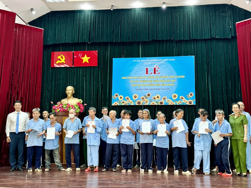 42 người già, người khuyết tật, có hoàn cảnh đặc biệt tại Trung tâm bảo trợ Người tàn tật Hiệp Bình Chánh (TP Thủ Đức, TP.HCM) được cấp giấy khai sinh. Ảnh: TRẦN MINH giấy khai sinh.jpg