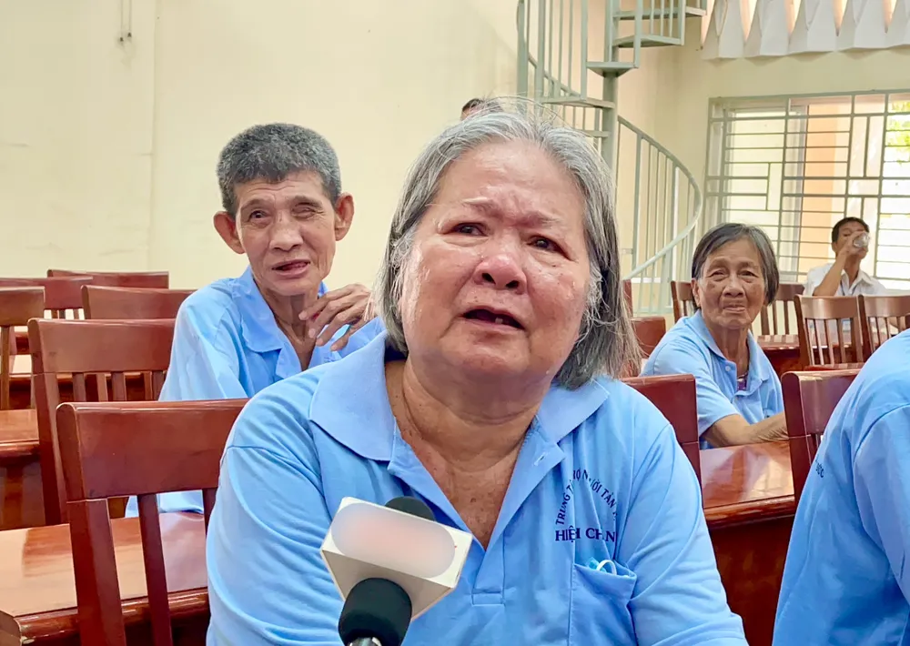 Nước mắt bà Điệp rơi khi nhớ về quá khứ khó khăn của mình. Ảnh: TRẦN MINH giay-khai-sinh-2.jpg
