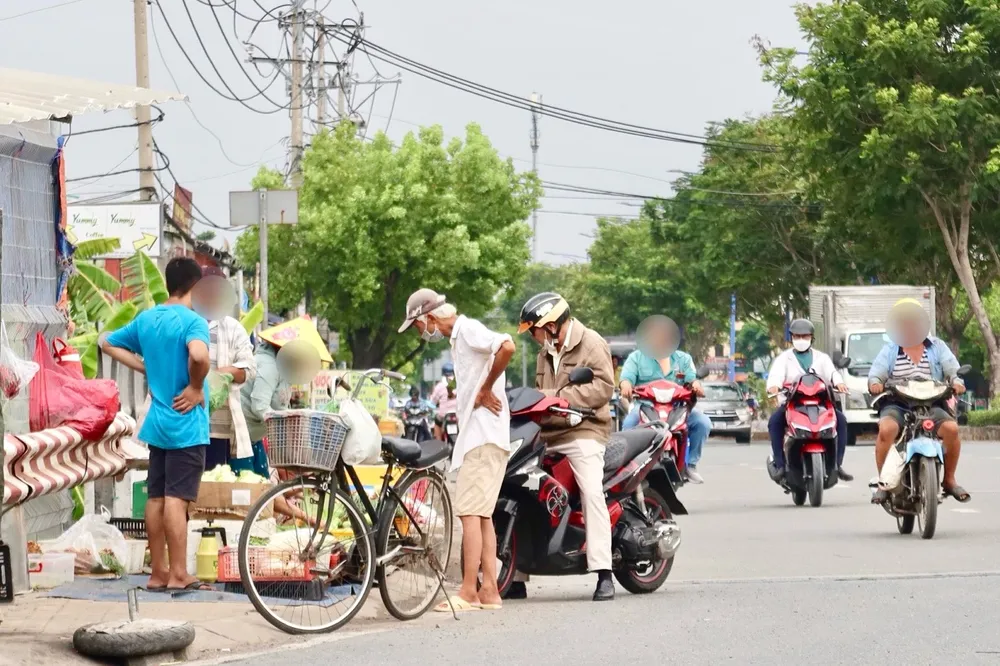 Buôn bán hàng hóa trên cầu Tân Tạo, quận Bình Tân chiếm dụng hết diện tích lối đi cho người đi bộ trên cầu. Ảnh: TRẦN MINH buôn bán hàng hóa trên cầu Tân Tạo.jpg