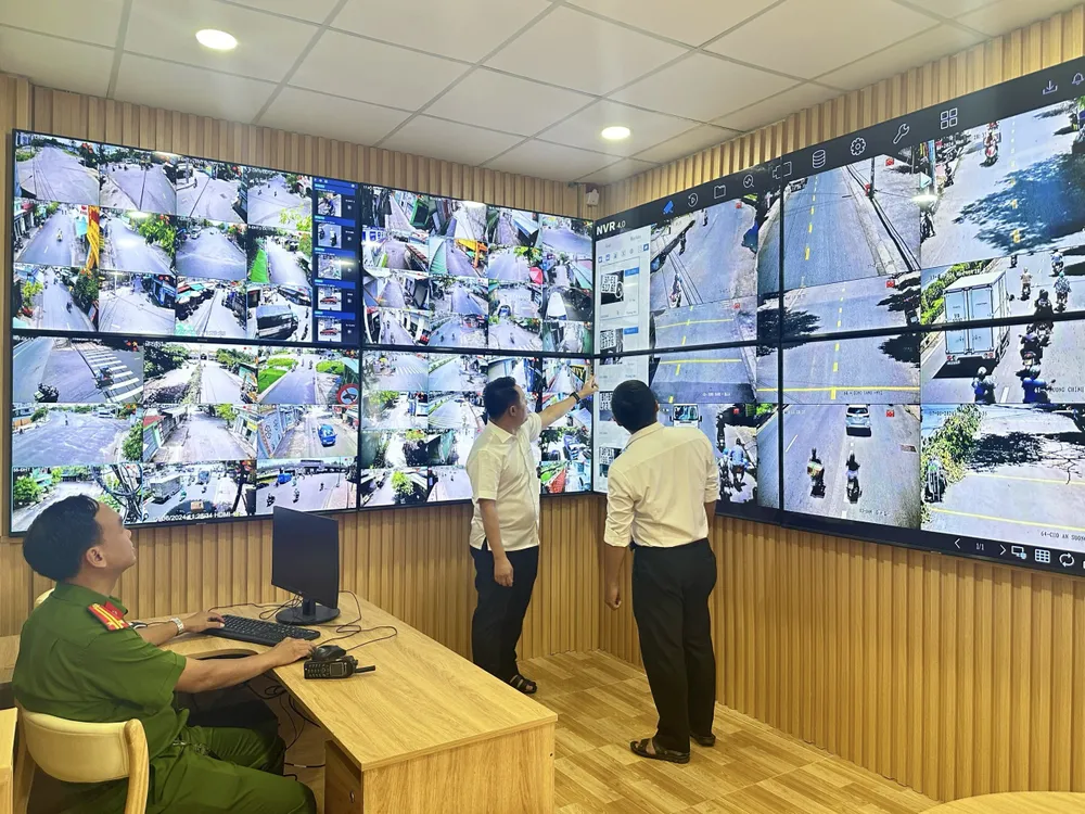 Tại phường Tân Hưng Thuận, quận 12, 64 camera IP ghi hình kỹ thuật số với khả năng ghi hình liên tục. Nạn xả rác bừa bãi được giảm thiểu đáng kể. Ảnh: TRẦN MINH Nạn xả rác bậy