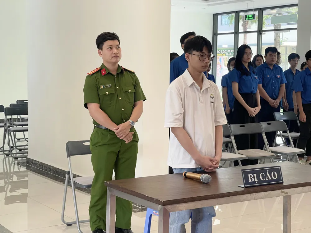 Tại phiên tòa giả định, bị cáo Nguyễn Đình A (sinh năm 2007) bị phạt án tù một năm. Ảnh: THẢO HIỀN phiên tòa giả định.jpg