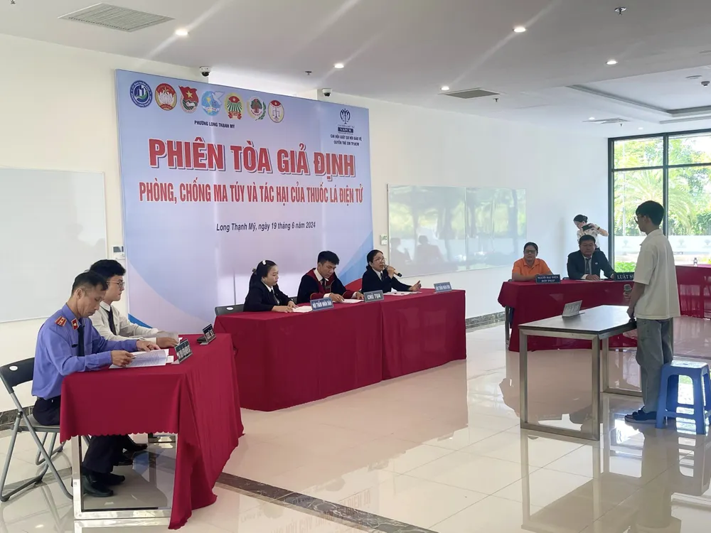 Phiên tòa giả định phòng chống ma túy và tác hại của thuốc lá điện tử tại nhà sinh hoạt cộng đồng tòa S1 Khu đô thị Vinhomes Grand Park. Ảnh: TRẦN MINH Phiên tòa giả định phường Long Thạnh Mỹ.jpg