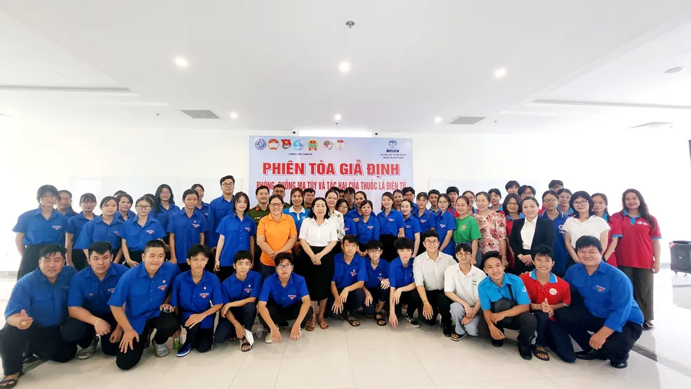 Các bạn trẻ tham dự phiên tòa giả định. z5553648512395_e19c9de14d2084d08dde4a07dda5b32c.jpg