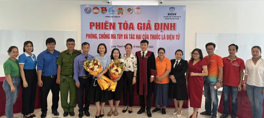 Phiên tòa giả định diễn ra thành công tốt đẹp. z5553668344278_3a4a3b93ec59ee5628f35edb61d77ff8.jpg