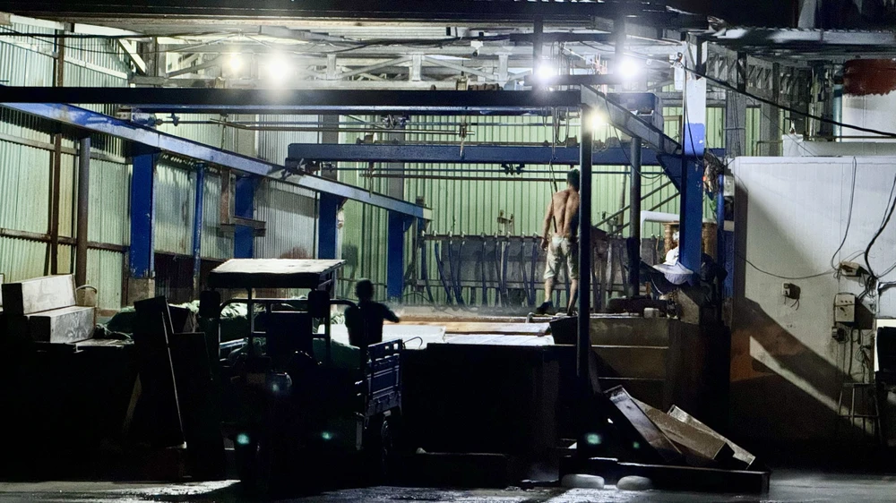 Mặc dù đứng với khoảng cách khá xa chúng tôi vẫn nghe được tiếng hoạt động lớn phát ra từ cơ sở này..jpg