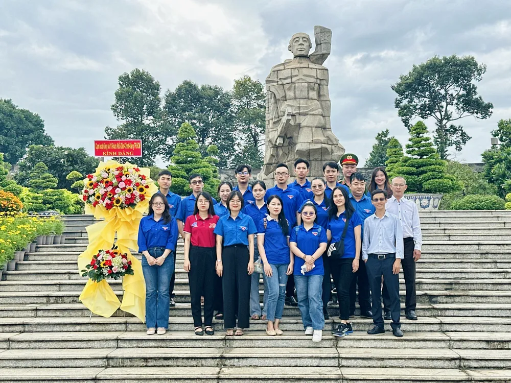 Cụm hoạt động số 11, Đoàn Khối Dân – Chính - Đảng TP.HCM đến viếng và dâng hương tại Nghĩa trang liệt sĩ TP.HCM, nơi an nghỉ của hơn 14.000 liệt sĩ. Ảnh: TRẦN MINH Cụm hoạt động số 11, Đoàn Khối Dân - Chính - Đảng.jpg