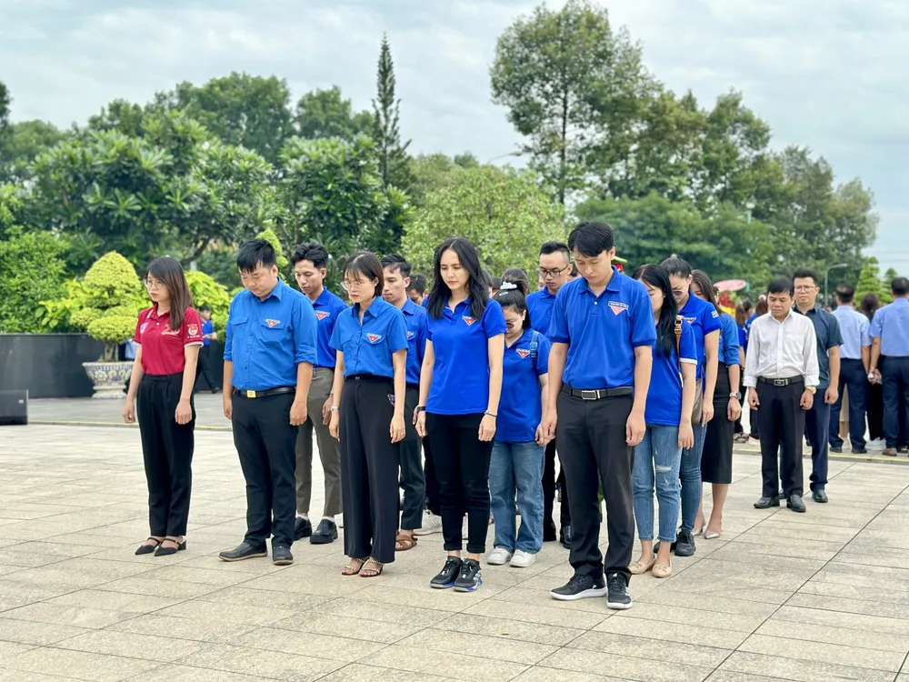 Các đoàn viên thanh niên Cụm hoạt động số 11 dành một phút mặc niệm tưởng nhớ sự hy sinh to lớn của các Anh hùng liệt sĩ. Ảnh: TRẦN MINH Cụm hoạt động số 11, Đoàn Khối Dân - Chính - Đảng TP.HCM.jpg