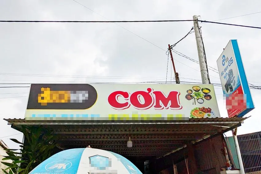 Một quán cơm trên đường Hoàng Sa ở xã Diên Phú, TP Pleiku, tỉnh Gia Lai được tài trợ bảng hiệu miễn phí in kèm quảng cáo cờ bạc trên bảng quảng cáo. Ảnh: LÊ KIẾN Quảng cáo cờ bạc trên bảng quảng cáo