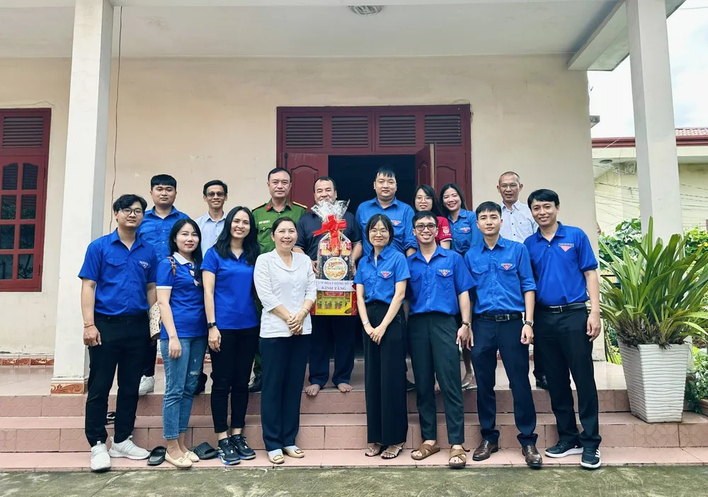 Cụm hoạt động số 11, Đoàn Khối Dân – Chính - Đảng TP.HCM trao tặng quà cho các gia đình chính sách trên địa bàn TP Thủ Đức. Ảnh: TRẦN MINH z5672882689798_ec15d58b33d3d91753825b08e62e3460.jpg
