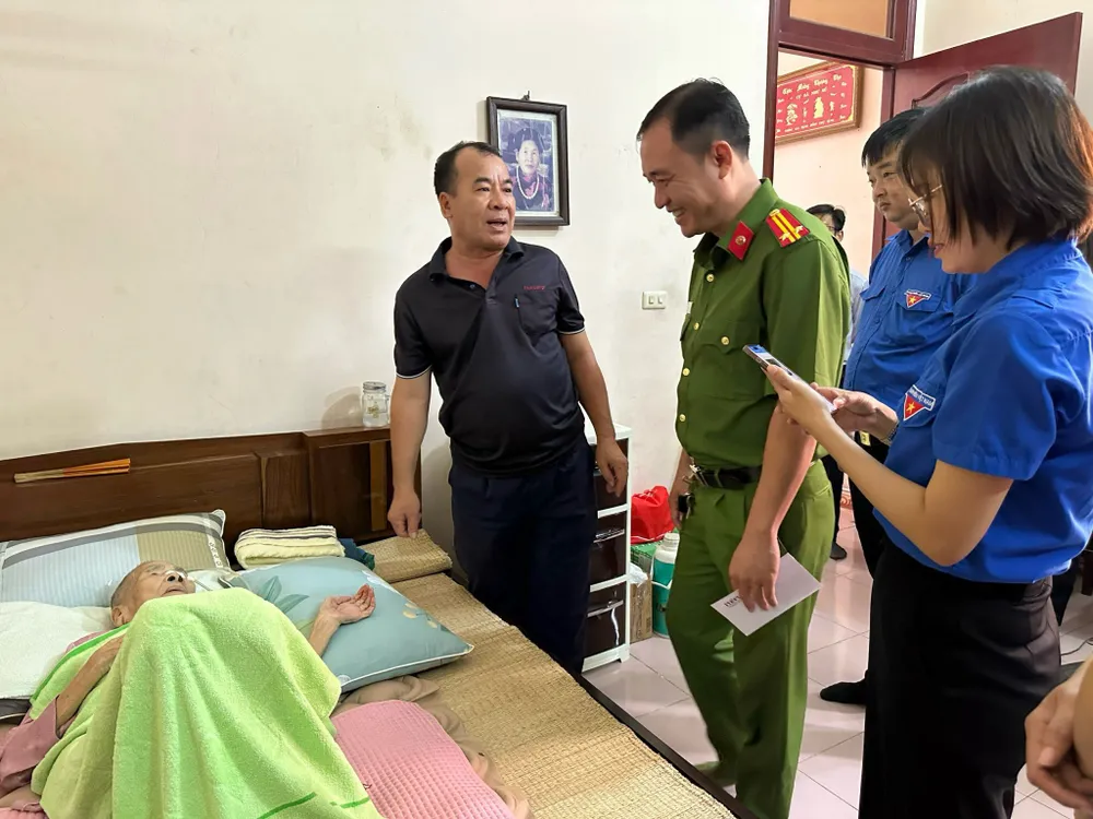 Đoàn viên thanh niên Cụm hoạt động số 11 đến thăm Mẹ Việt Nam anh hùng Nguyễn Thị Hội. Ảnh: THANH QUANG z5672941984629_067f8f356edf9a3286f1501afc84fa71.jpg