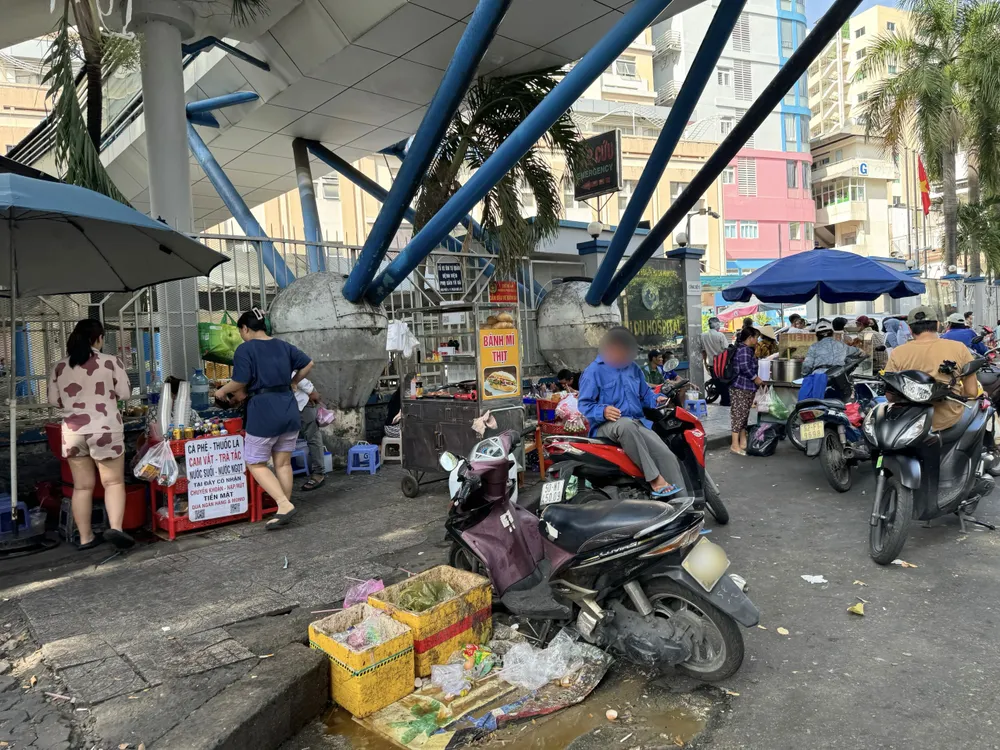 Ghi nhận của PV trước cổng BV Từ Dũ (đường Cống Quỳnh, phường Phạm Ngũ Lão, quận1) thường xuyên xảy ra tình trạng mua bán hàng rong trên vỉa hè, thậm chí dưới lòng đường gây ùn tắc giao thông nhất vào các giờ cao điểm. Ảnh: HUỲNH THƠ bán hàng rong trước cổng bệnh viện.jpg
