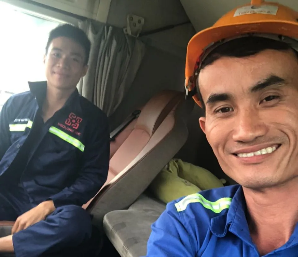 Anh Phan Văn Tài (đội nón cam) và anh Trương Văn Thành. Ảnh: NVCC cứu tài xế xe ở cầu Phú Mỹ.jpg