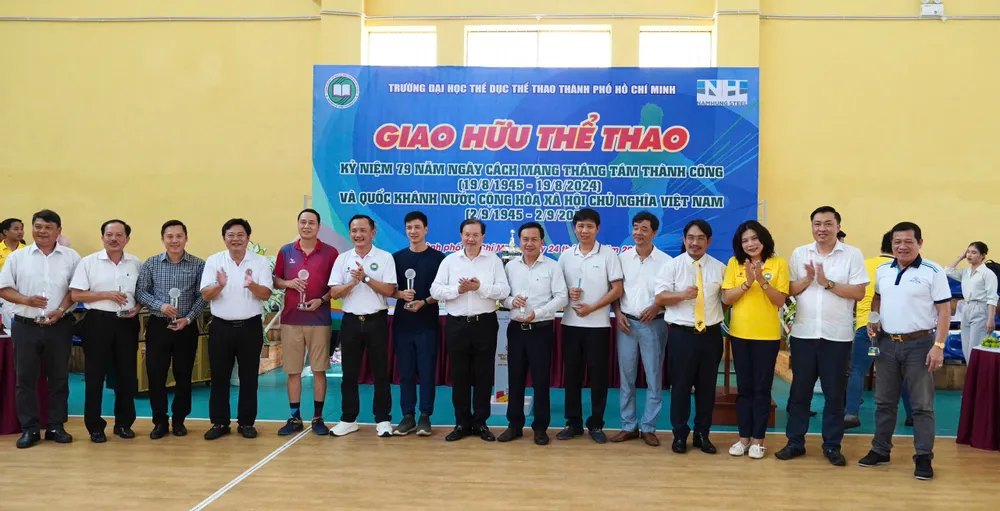 Thứ trưởng Bộ VH-TT-DL Tạ Quang Đông (từ trái qua, vị trí thứ 8) tham dự lễ khai mạc. Ảnh: TH Trường Đại học Thể dục thể thao TP.HCM