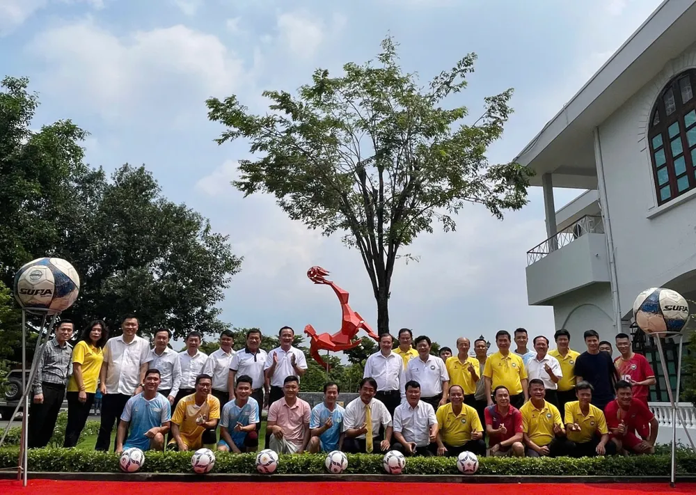 Trường Đại học Thể dục thể thao TP.HCM tổ chức đón nhận công trình bức tượng Bóng đá, do Trường Đại học Mỹ Thuật TP.HCM tặng z5763319051841_cc896862a23e919ddb6394fa6d2336ea.jpg