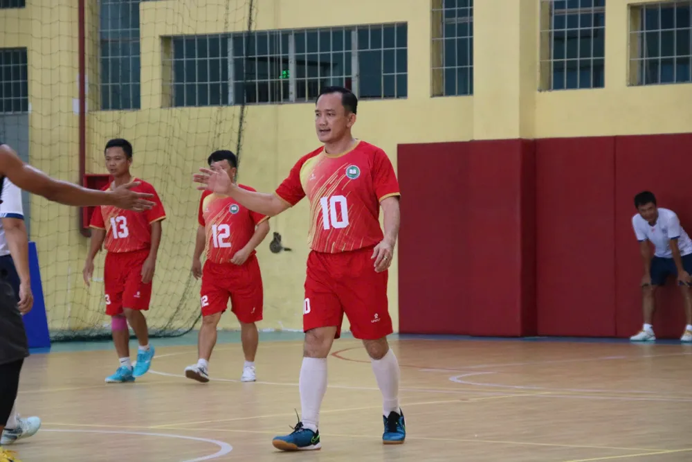TS Võ Quốc Thắng, Hiệu trưởng Trường Đại học Thể dục thể thao TP.HCM tham dự đá giao hữu môn bóng đá. Ảnh: TM z5763330578169_7dabf70236bea916c3c8ec75551e468d.jpg