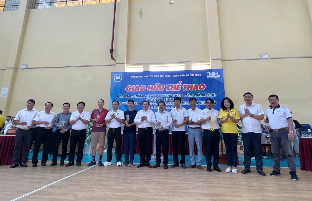 Kết thúc giải, trường Đại học Thể dục thể thao TP.HCM đoạt giải nhất môn Bóng đá, giải nhì thuộc về Sở Văn hoá, Thể thao TP.HCM. Sở Văn hoá, Thể thao và du lịch tỉnh Tây Ninh đạt giải ba. Giải phong cách thuộc về Sở Văn hóa, Thể thao và du lịch tỉnh Bình Dương. z5763343903027_99a00cd457f8d4847249fdbc08150eef.jpg